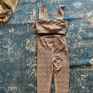 SUPER CUTE leopard print workout set!